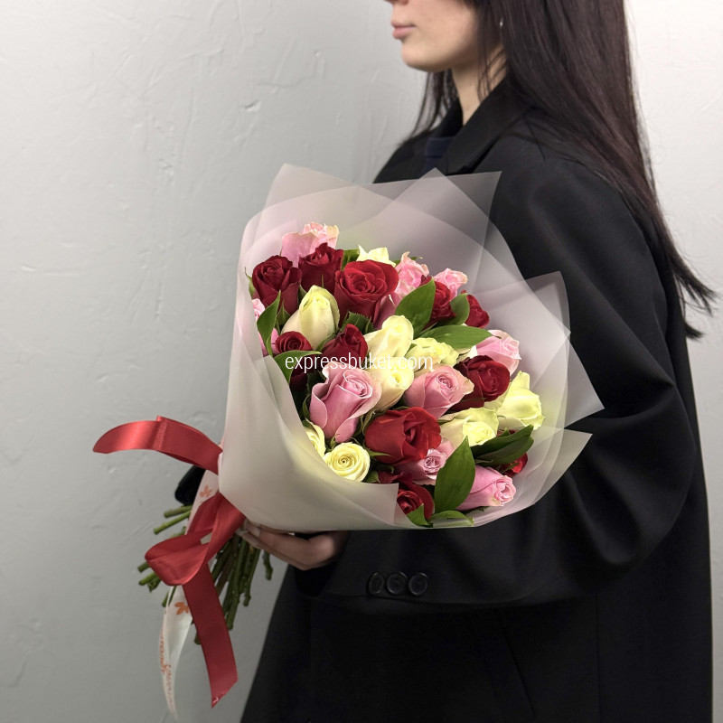 Букез из 31 розы кении с зеленью