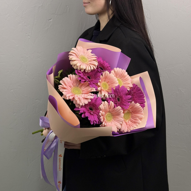 Букет из 11 гербер с зеленью