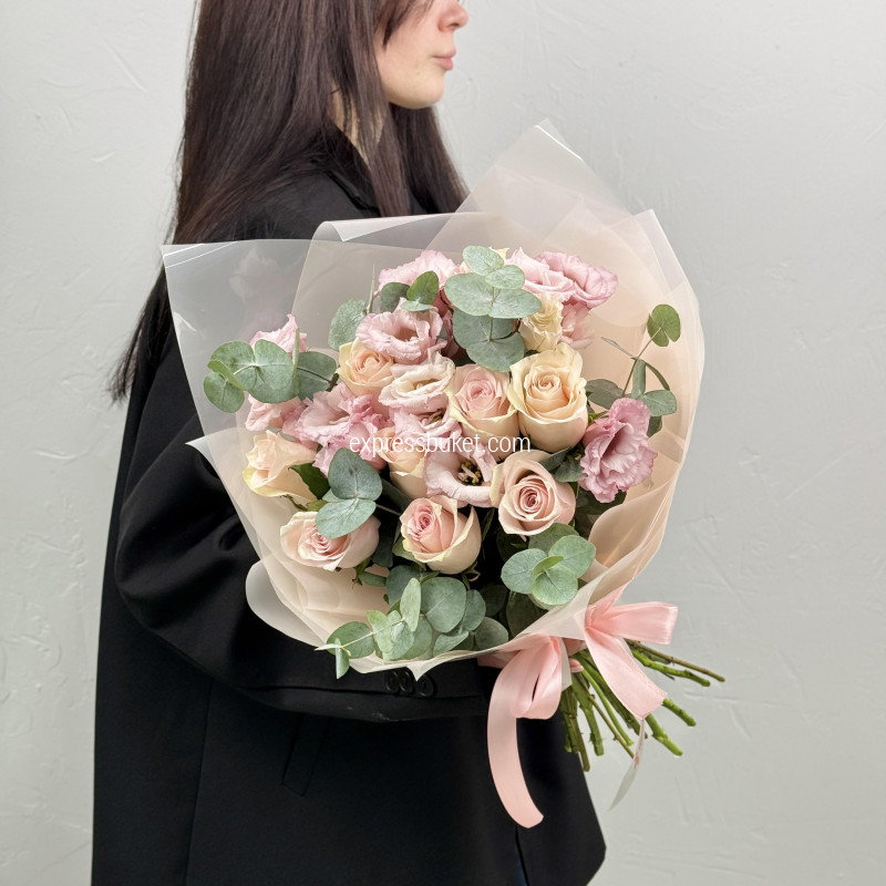 Букет из роз и эустом