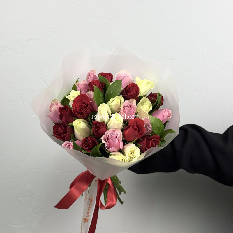 Букез из 31 розы кении с зеленью