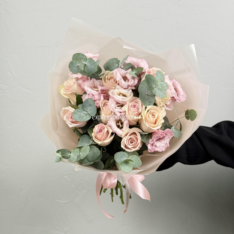 Букет из роз и эустом