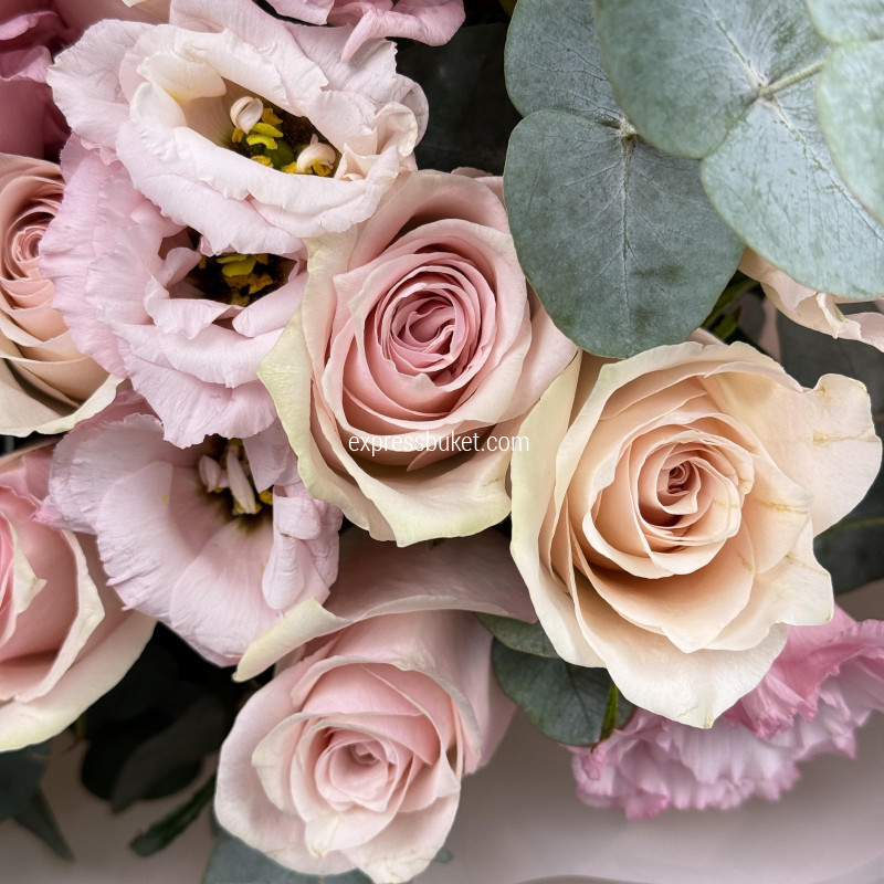 Букет из роз и эустом